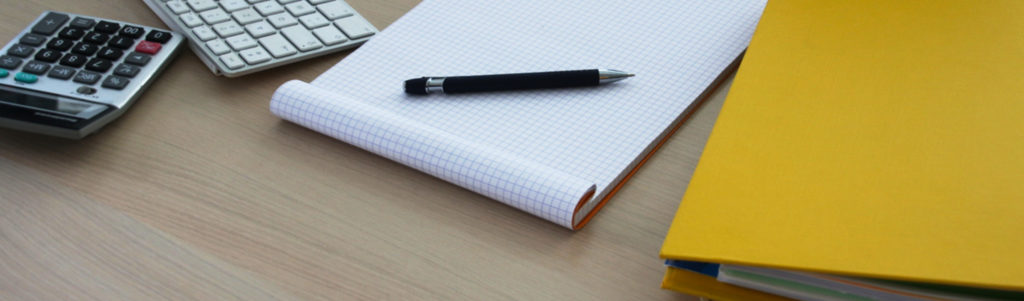 bloc notes crayon calculatrice classeur notre métier courtier-assurance-thomas-quimper